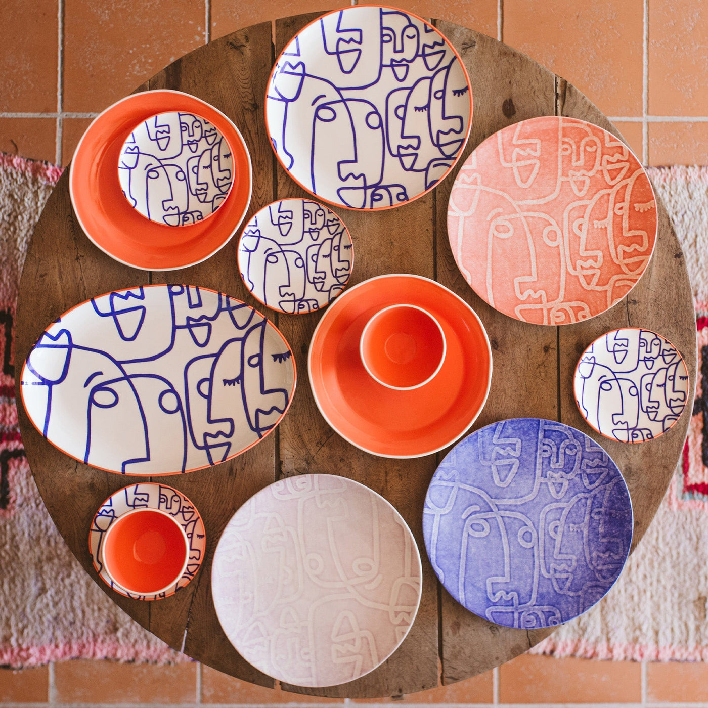 Moda Coral Faces Round Platter